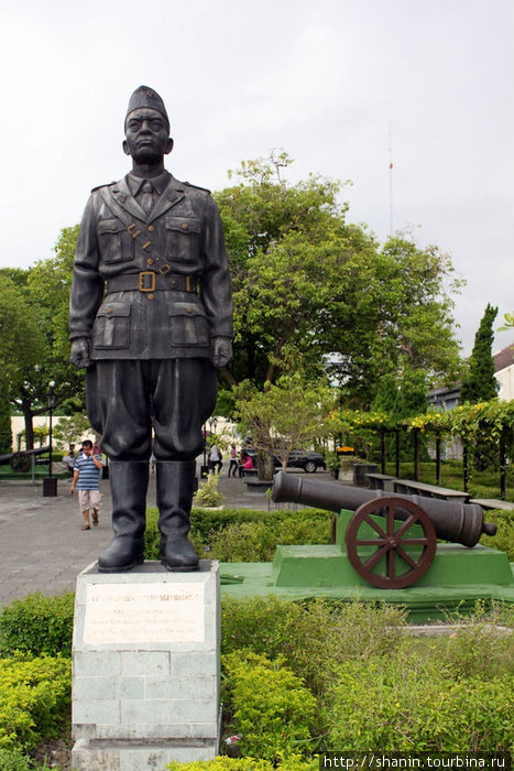 Солдат и пушка Джокьякарта, Индонезия