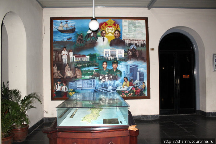 Картина у входа в музей в форте Вредебург Джокьякарта, Индонезия