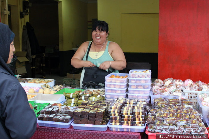 Оптимистичная торговка сладостями Джокьякарта, Индонезия