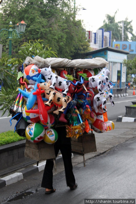 Торговец игрушками на улице Джокьякарта, Индонезия