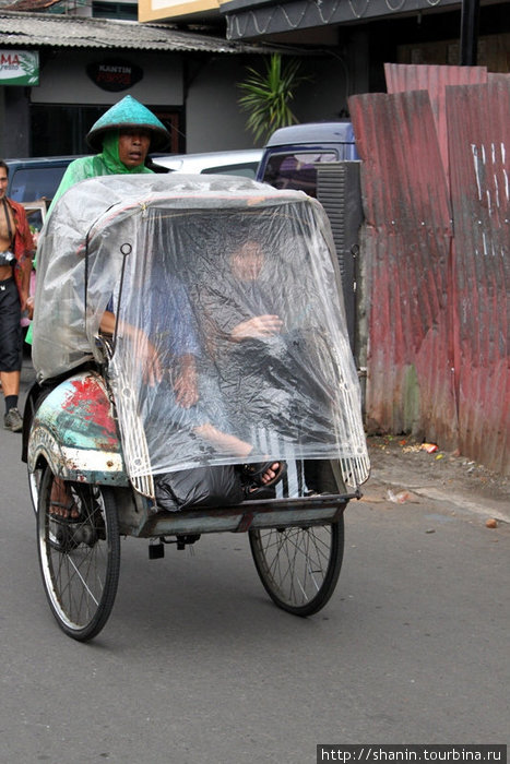 Велорикша под дождем Джокьякарта, Индонезия