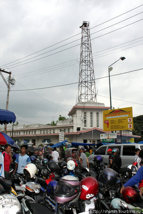 Запруженная людьми и мотоциклами улица Джокьякарта, Индонезия