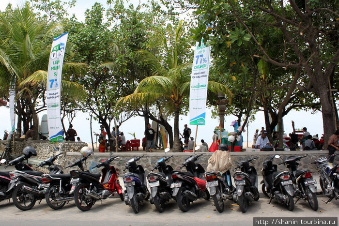 Стоянка мотоциклов у пляжа Кута, Индонезия
