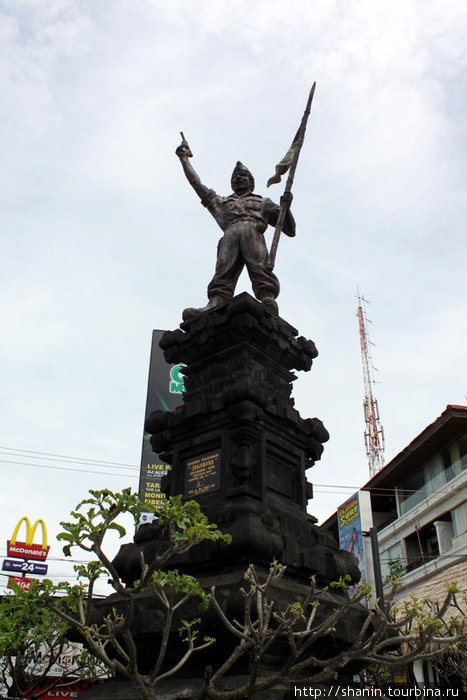 Памятник на набережной Кута, Индонезия