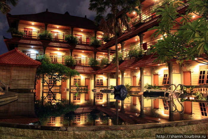 Внутренний двор отеля с бассейном ночью Кута, Индонезия