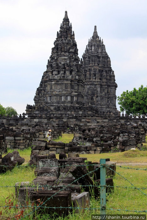Руины за колючей проволокой Джокьякарта, Индонезия