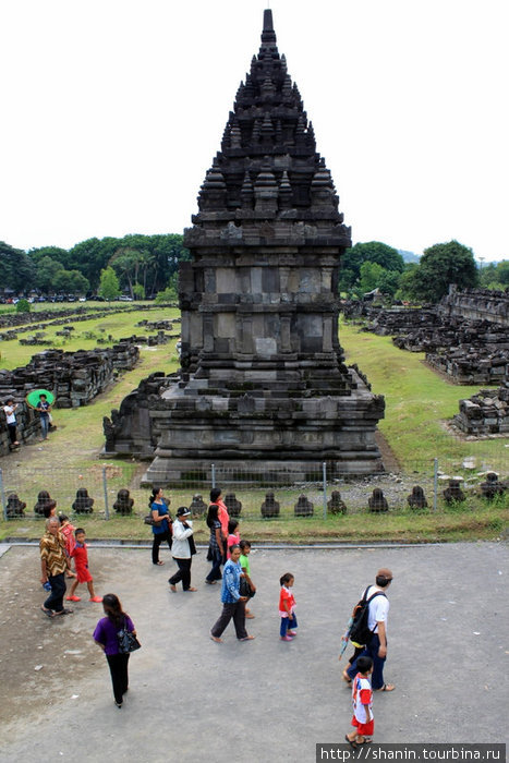 Туристы и башня Джокьякарта, Индонезия