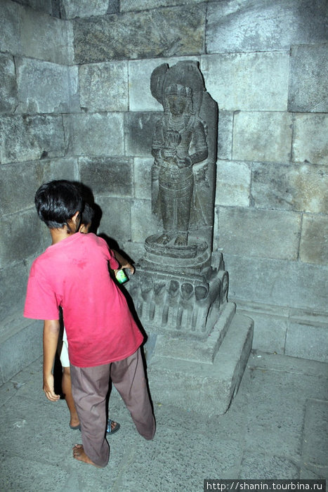 Статуя в храме Джокьякарта, Индонезия