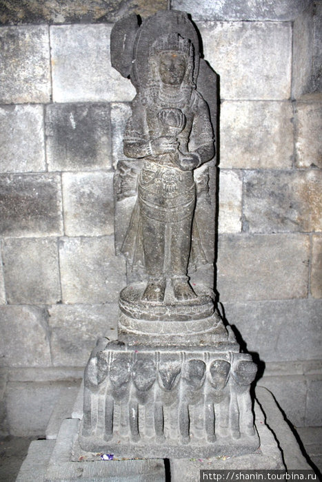 Статуя богини в храме Джокьякарта, Индонезия