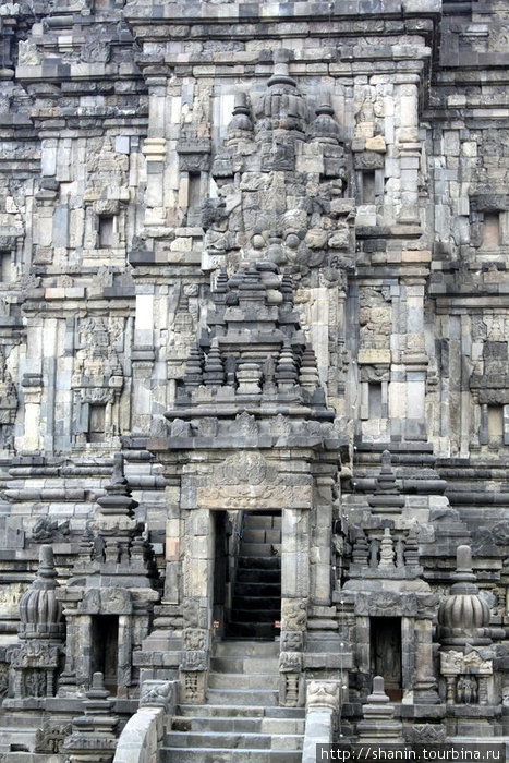 Стена храма и вход Джокьякарта, Индонезия
