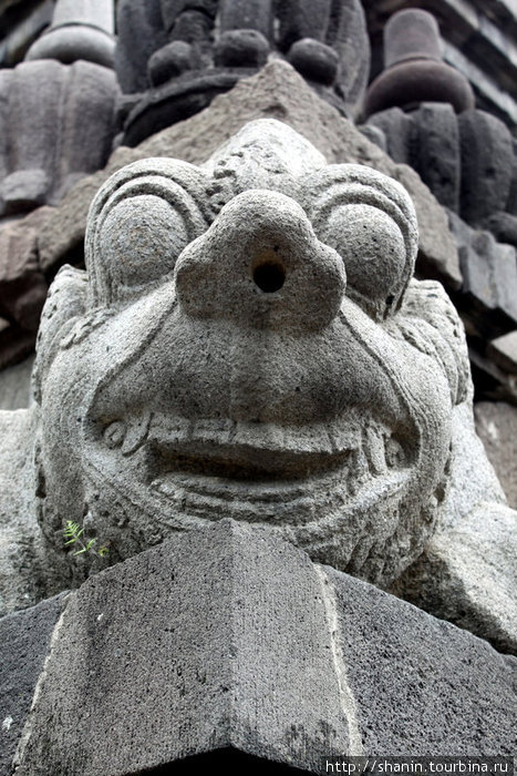 Каменный демон на углу храма Джокьякарта, Индонезия