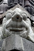Каменный демон на углу храма