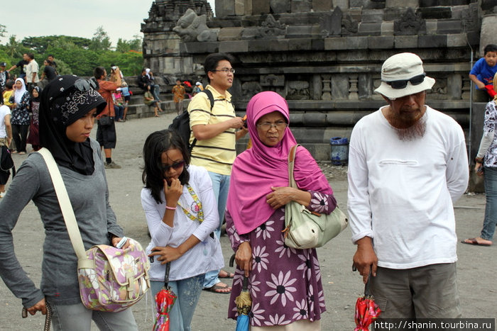 Туристы в Прамбанане Джокьякарта, Индонезия