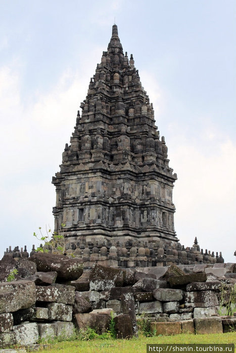 Башня на руинах Джокьякарта, Индонезия
