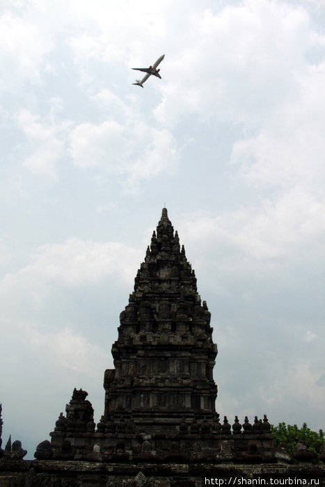 Самолет над Прамбананом Джокьякарта, Индонезия