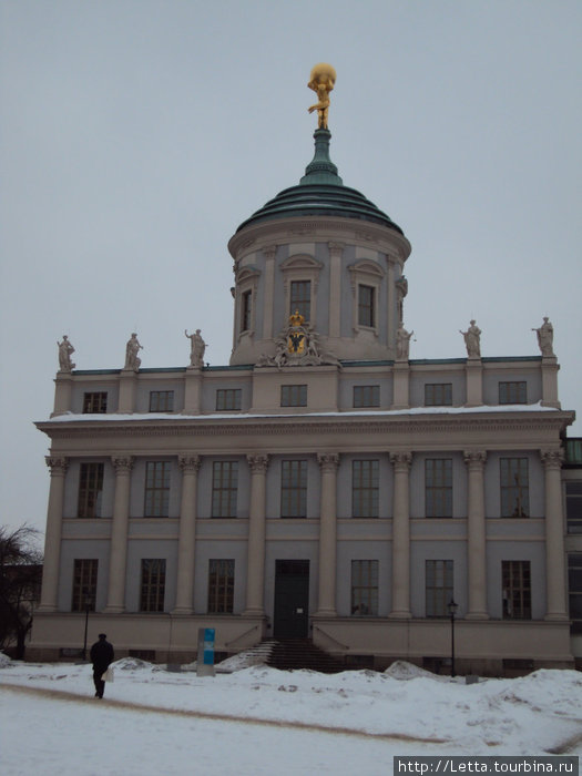 Старая ратуша 1753-55 гг. На куполе позолоченная статуя титана Атласа, держащего на плечах небосвод.