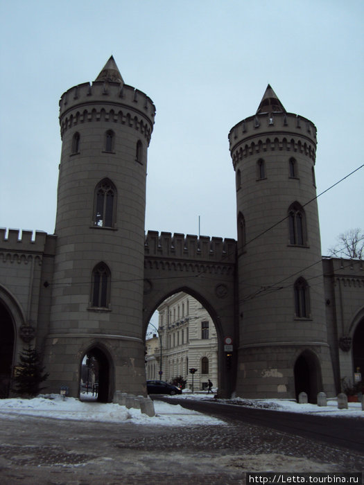 Науэнские ворота ранний образец неоготической архитектуры в Германии. В 1755 г. дополнены башнями в английском стиле. Потсдам, Германия