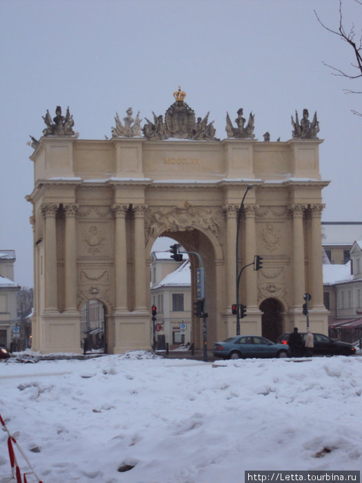 Бранденбургские ворота. В 1770 году старые ворота на этом месте были снесены и заменены монументальным сооружением, напоминавшим о победе. Образцом послужила триумфальная арка Константина в Риме. Потсдам, Германия