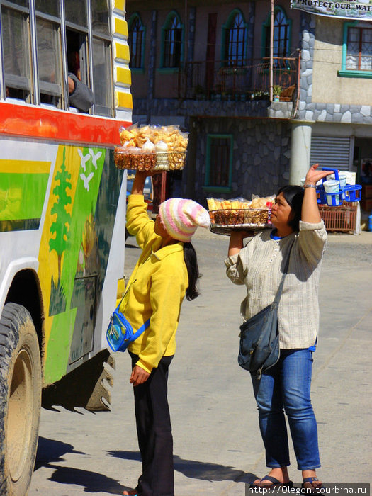 По пути автобус останавливается на передышки и местные жители предложат вам купить поесть или попить Сагада, Филиппины