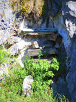Пещера с висячими гробами