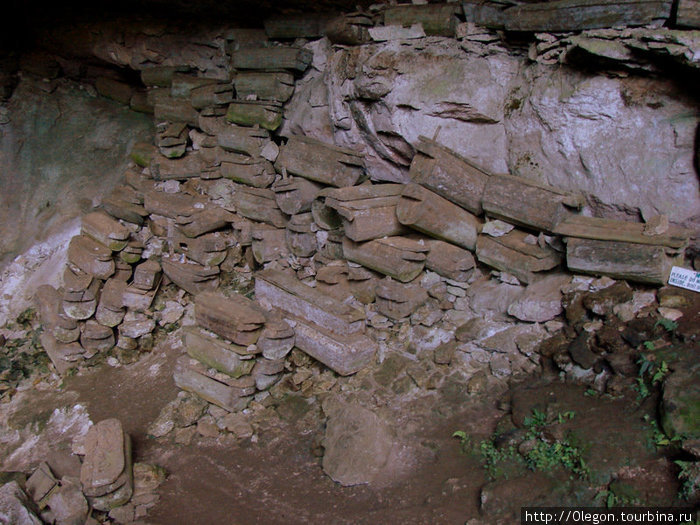 Как только входишь в пещеру, у стены видишь множество старых гробов Сагада, Филиппины