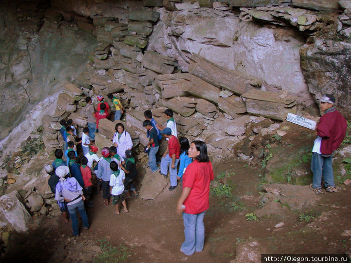 У местных бойскаутов пещеры в интересе Сагада, Филиппины
