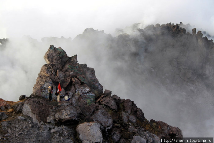 Пар выходит из жерла вулкана Джокьякарта, Индонезия