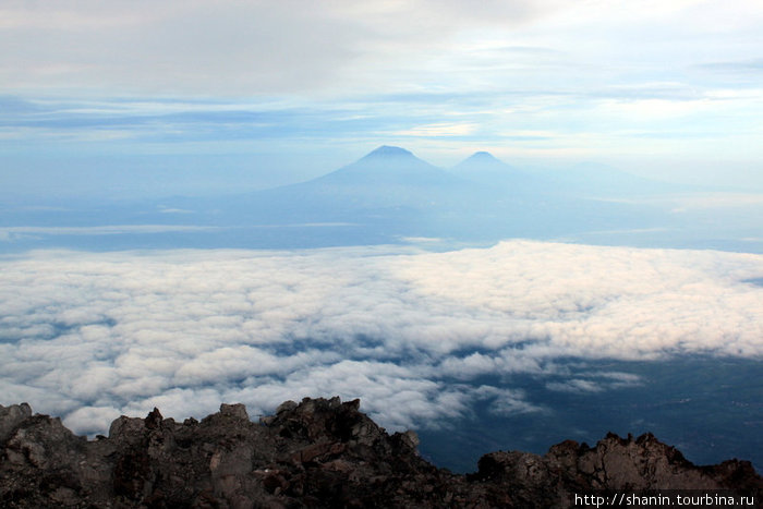Вид с вершины вулкана Мерапи Джокьякарта, Индонезия