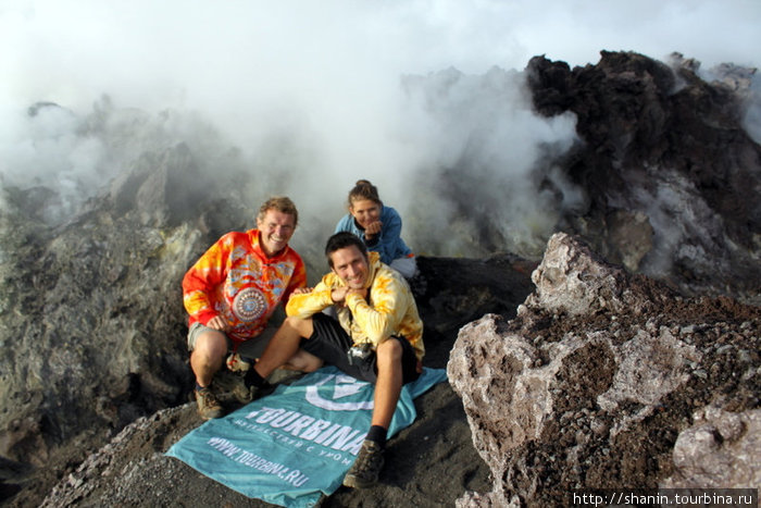 Участники кругосветки Мир без виз на вершине вулкана Мерапи Джокьякарта, Индонезия