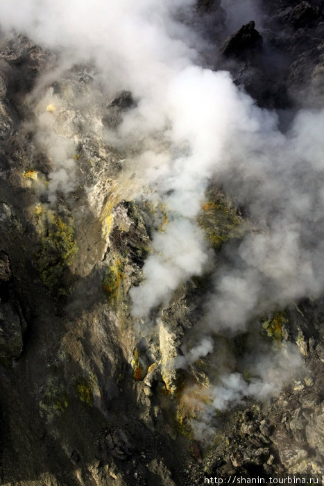 В кратере вулкана Мерапи Джокьякарта, Индонезия