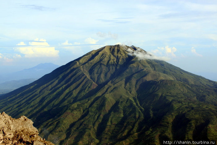 Вид с вулкана Мерапи на соседний вулкан Джокьякарта, Индонезия