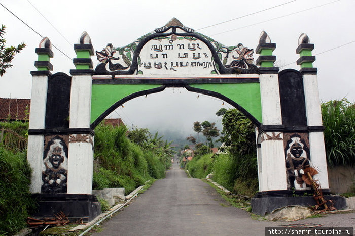 Торжественные ворота, через которые нужно проходить во время подъема на Мерапи Джокьякарта, Индонезия