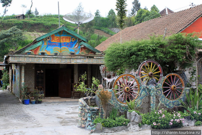Деревенский дом разукрашен специально для туристов Джокьякарта, Индонезия