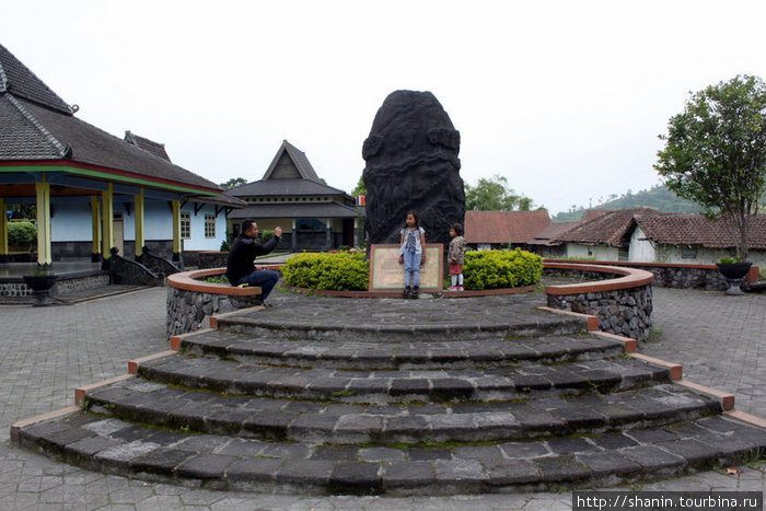 Памятник в деревне у подножия вулкана Мерапи Джокьякарта, Индонезия
