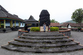 Памятник в деревне у подножия вулкана Мерапи