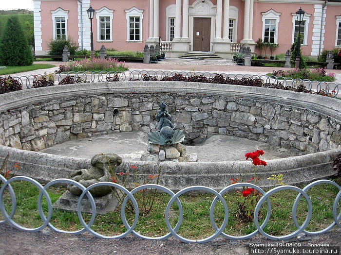 Фонтан перед Розовым дворцом. Золочев, Украина