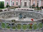 Фонтан перед Розовым дворцом.