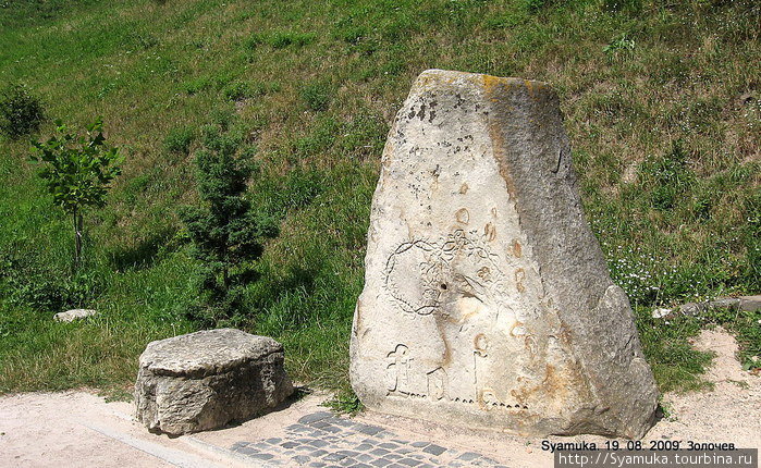 Резьба на камнях ориентировочно датируется концом XIV — началом XV веков. Золочев, Украина