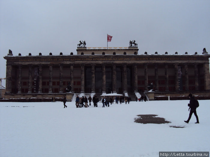 Фасад в стиле классицизма с 18 ионическими колоннами. Берлин, Германия