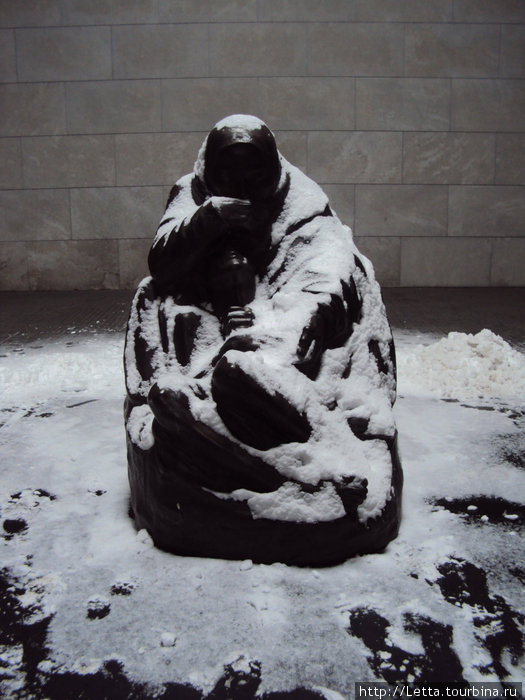 Скульптура скорбящей Матери (ск. Кете Кольвиц). Берлин, Германия
