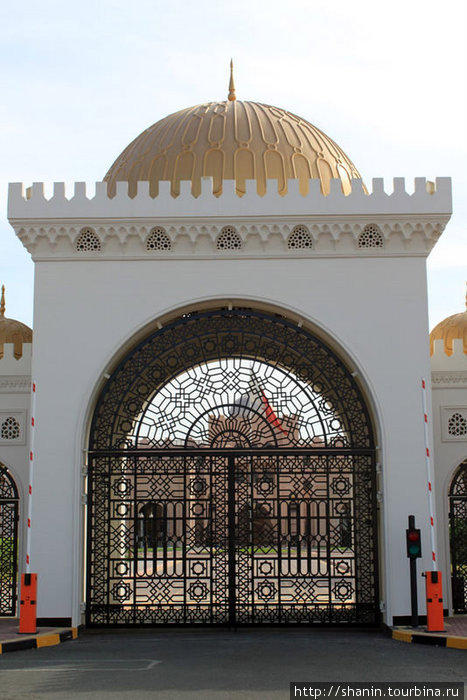 Вход во дворец эмира Бахрейна Манама, Бахрейн