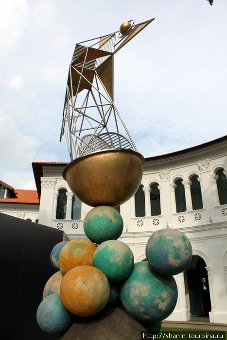 Композиция перед зданием Художественной школы Сингапур (город-государство)