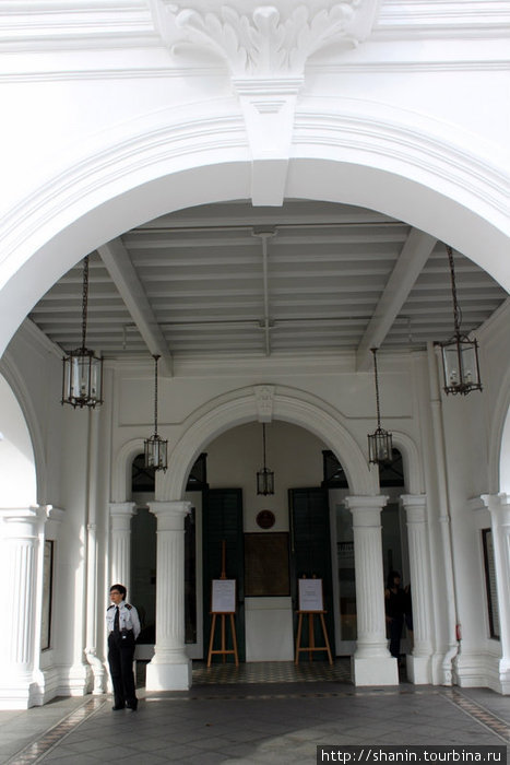 Вход в Художественную школу Сингапур (город-государство)