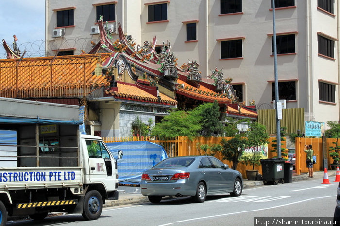Китайский буддистский храм — напротив тайского буддистского храма на Race Course Rd. Сингапур (город-государство)