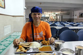 Завтрак в сикхском храме — чисто индийская пища. Зайти в столовую при храме может любой желающий. Единственное требование — из уважения к гуру Нанаку — покрыть голову