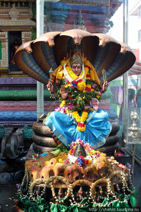 Богиня Дурга под многоголовой коброй Сингапур (город-государство)