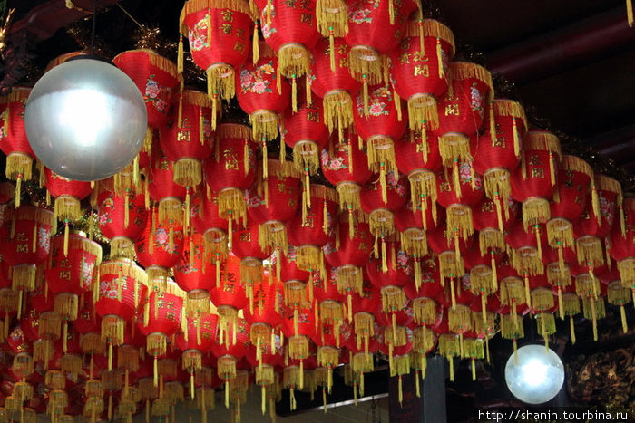 Китайские фонарики в китайском храме Сингапур (город-государство)