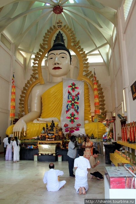 Гигантский сидящий Будда в храме Шакья-Муни-Будда-Гайя Сингапур (город-государство)