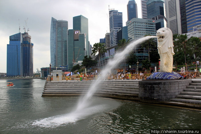 Мерлион — символ Сингапура установлен у впадения реки Сингапур в море Сингапур (город-государство)