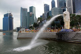 Мерлион — символ Сингапура установлен у впадения реки Сингапур в море